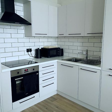 Stunning Modern Apartment Sleeps 4 - 6 Min Walk From Golden Beaches-Free Parking Борнмът Екстериор снимка