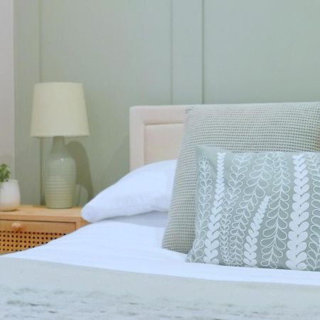 Stunning Modern Apartment Sleeps 4 - 6 Min Walk From Golden Beaches-Free Parking Борнмът Екстериор снимка