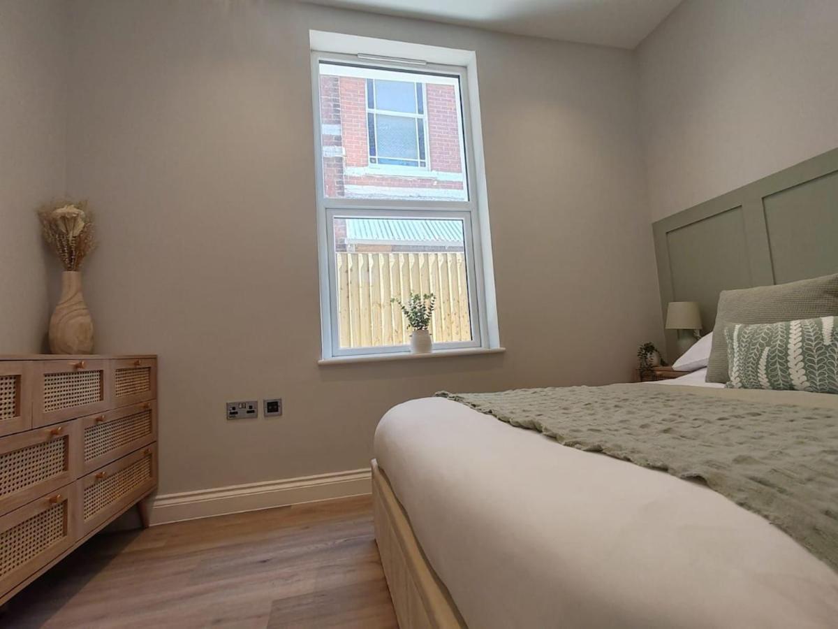 Stunning Modern Apartment Sleeps 4 - 6 Min Walk From Golden Beaches-Free Parking Борнмът Екстериор снимка