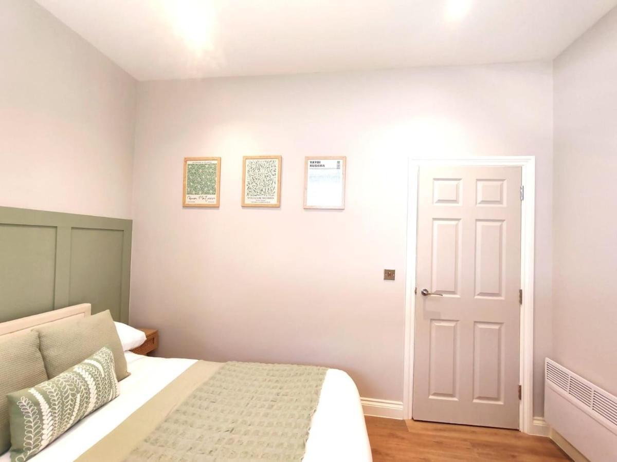 Stunning Modern Apartment Sleeps 4 - 6 Min Walk From Golden Beaches-Free Parking Борнмът Екстериор снимка
