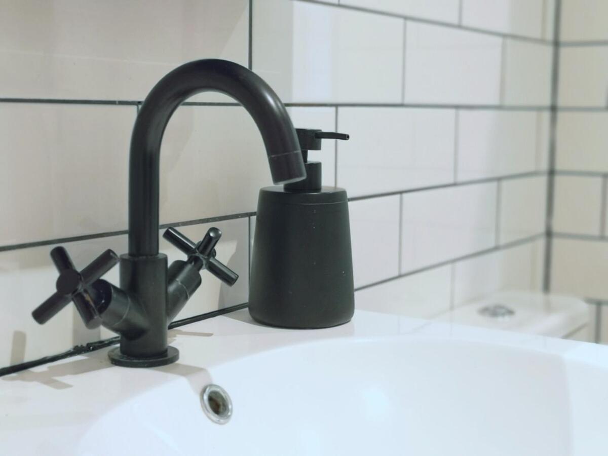 Stunning Modern Apartment Sleeps 4 - 6 Min Walk From Golden Beaches-Free Parking Борнмът Екстериор снимка